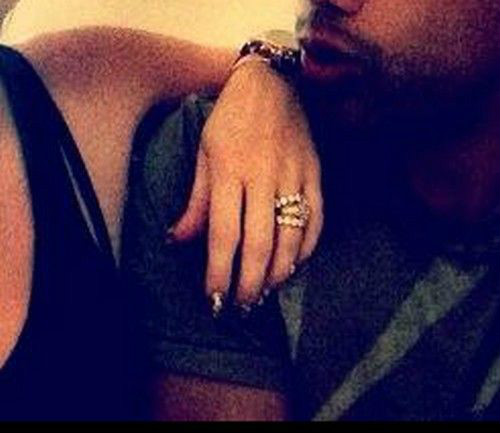 Miley znowu ma piercionek.