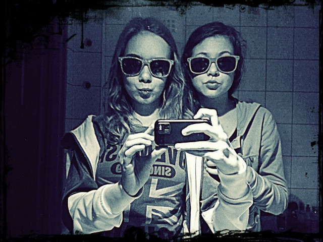 Mucha < 33 