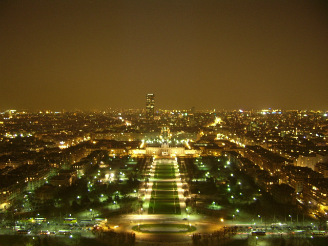 paris by night .