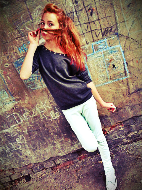 Jooo ; > . 