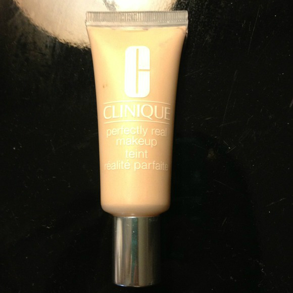 CLINIQUE PERFECTLY REAL MAKE UP 