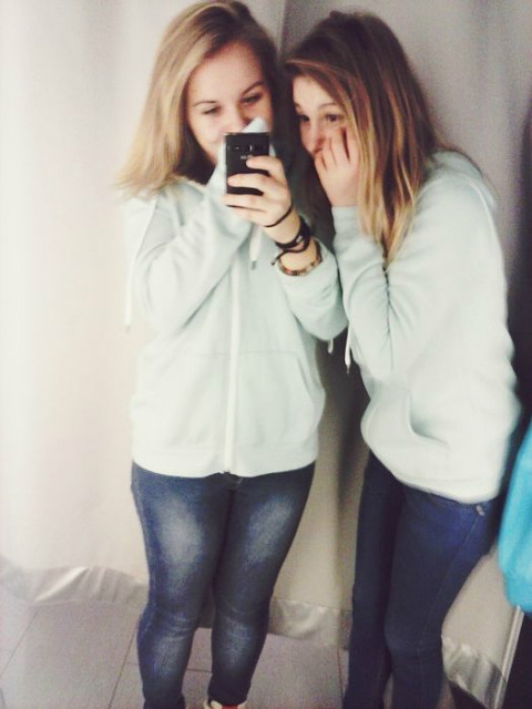 Monia:*