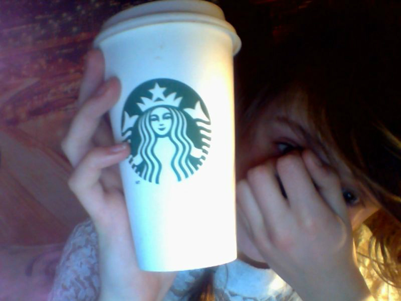  z kubkiem z starbucks'a xd