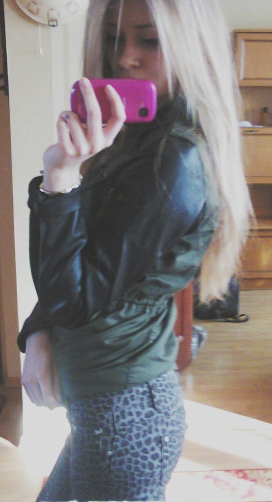 :>