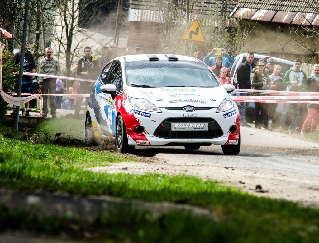 To je rally !