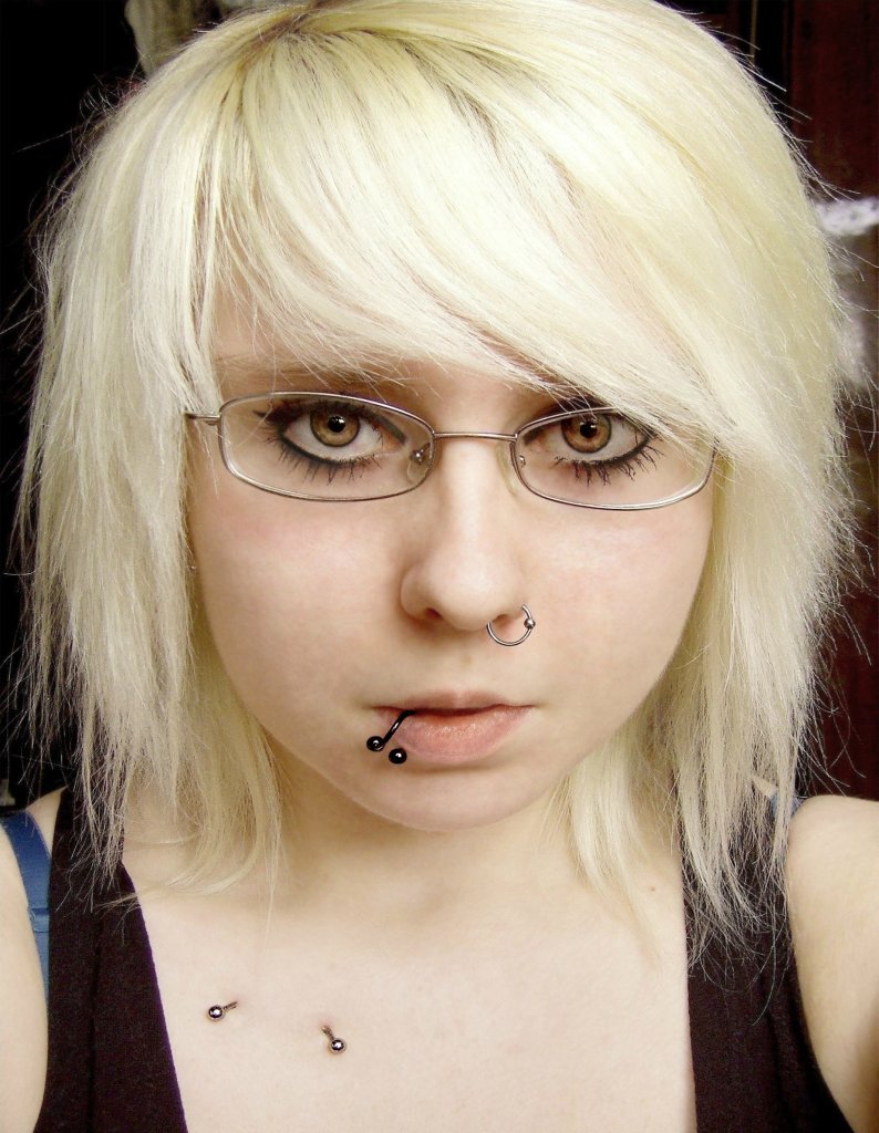 Bardzo jasne blond wosy :D.