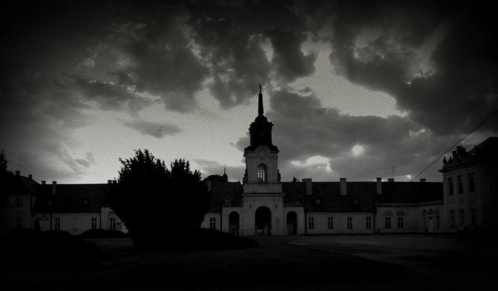 Atmosfera grozy nad paacem.