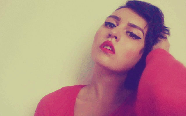 [35] LADY IN RED