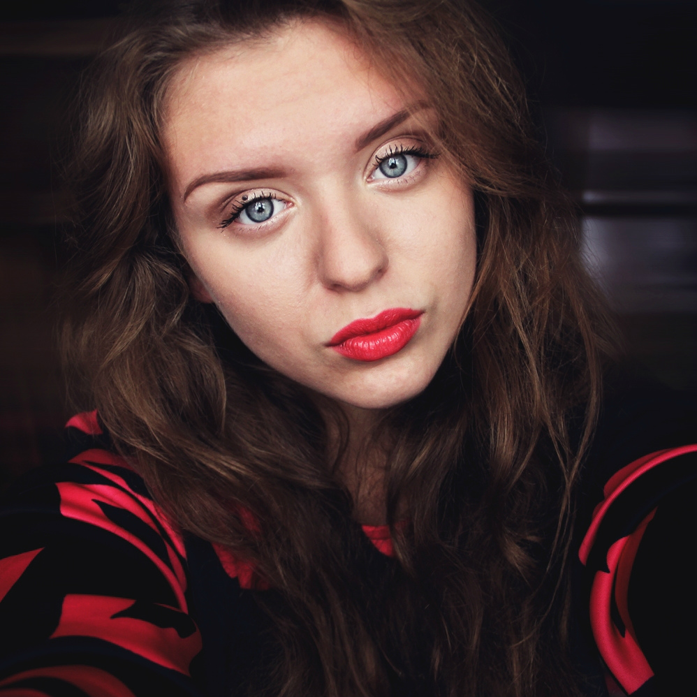 red lips.