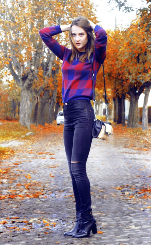 High-waisted jeans
