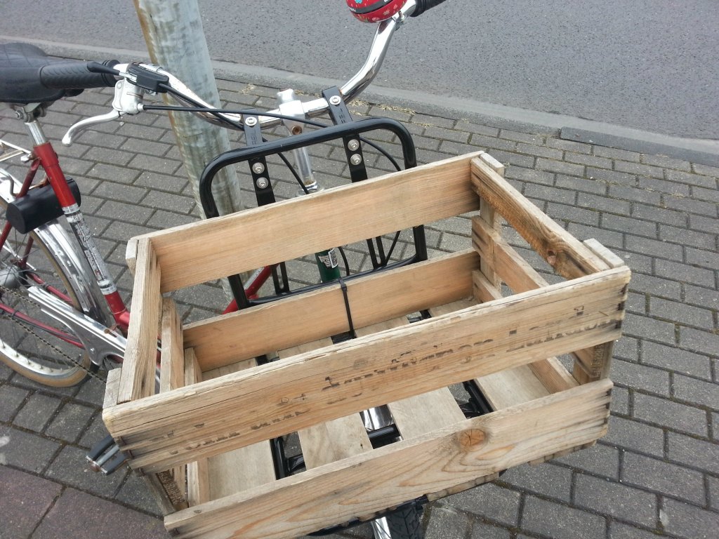 Drewniana skrzynka na rowerze. 