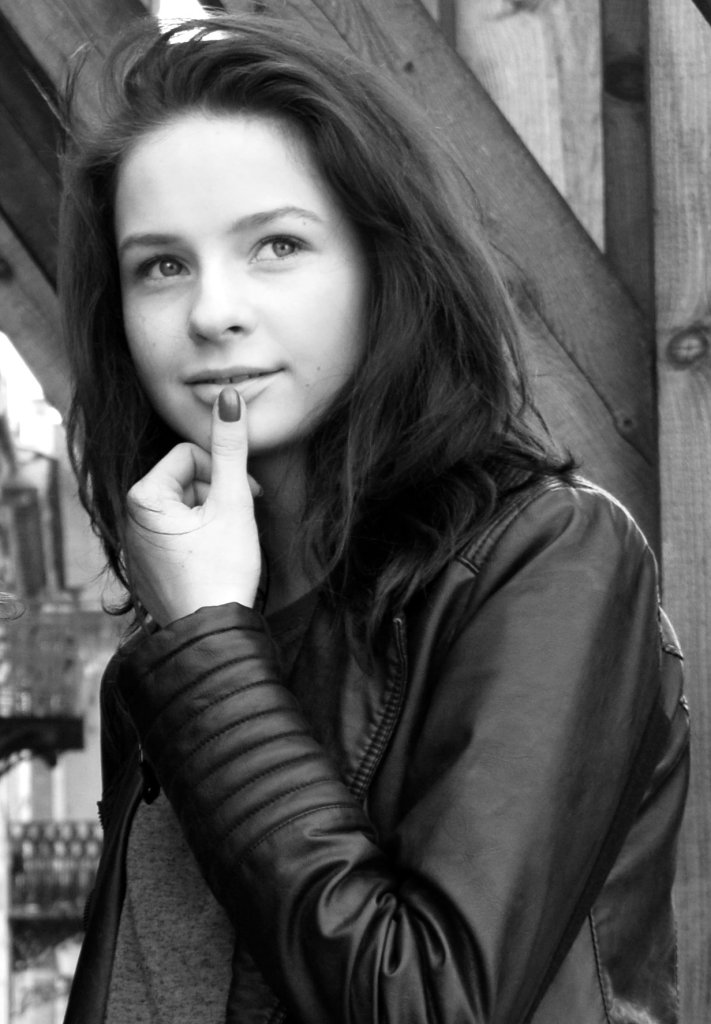 mod. Julia Duma