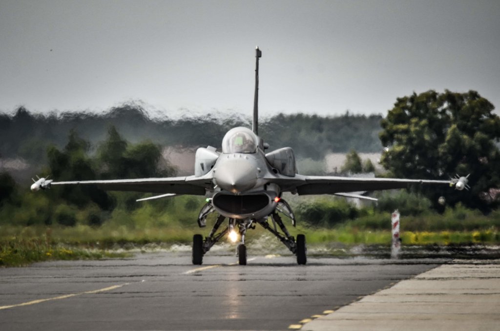 F-16 kouje do startu