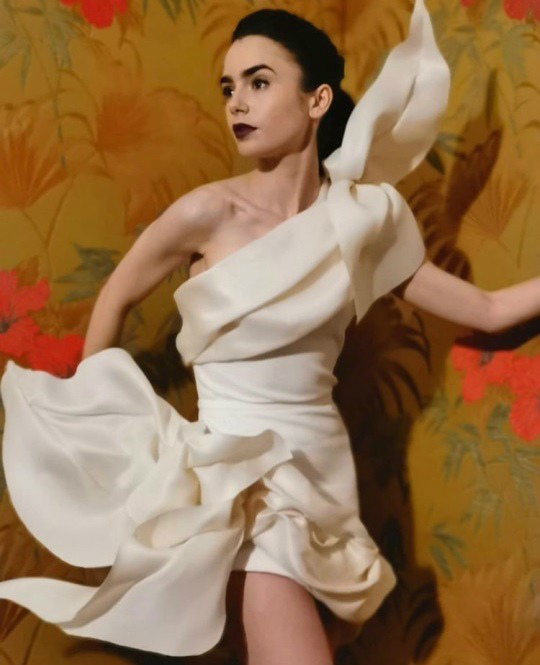 Lily Collins/.