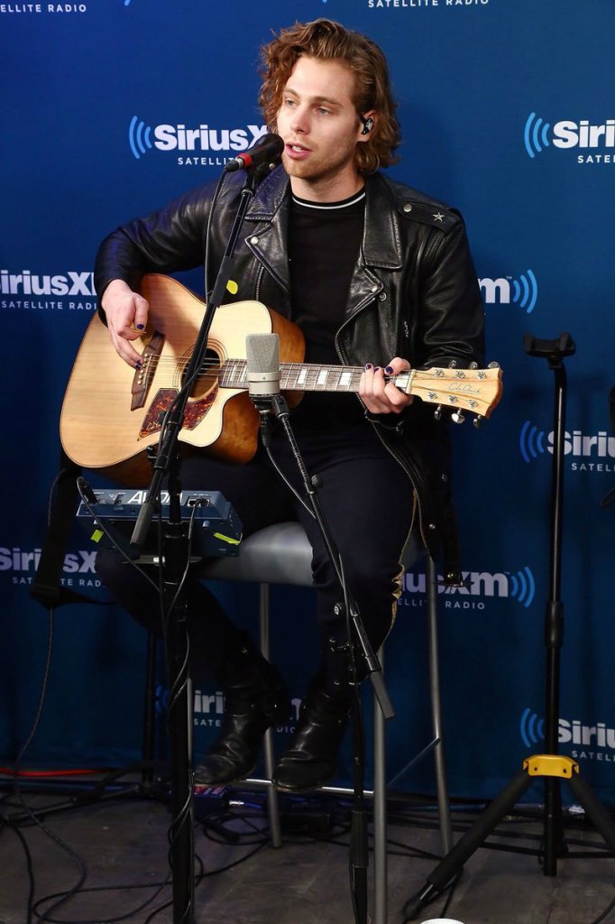  Luke Hemmings.