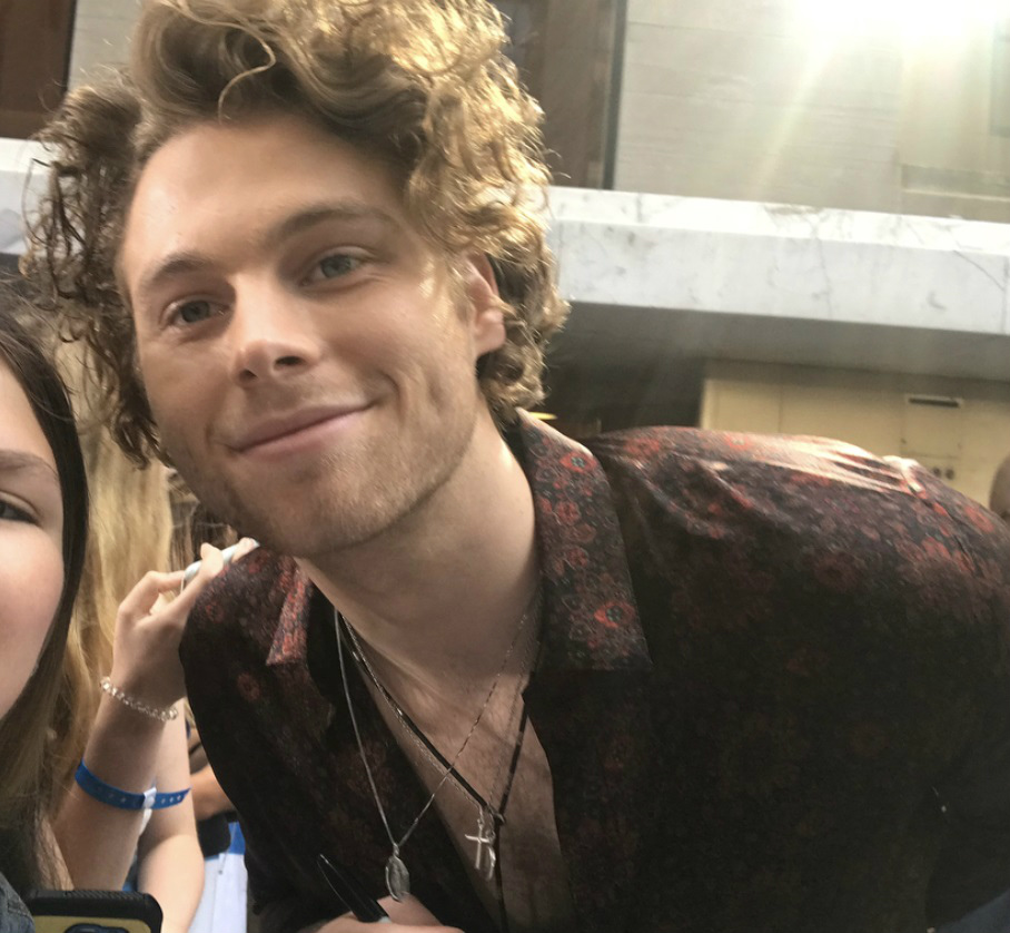  Luke Hemmings.