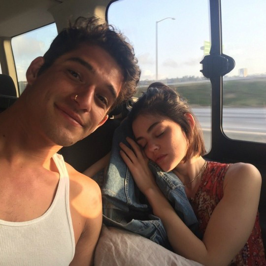 Tyler i Lucy Hale.