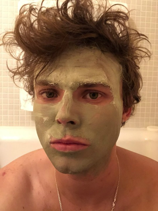  Ashton Irwin.