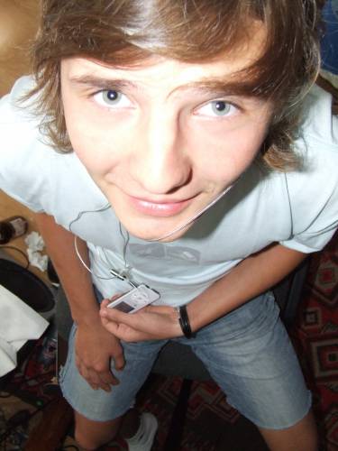 Jurek sucha muzy na iPodzie