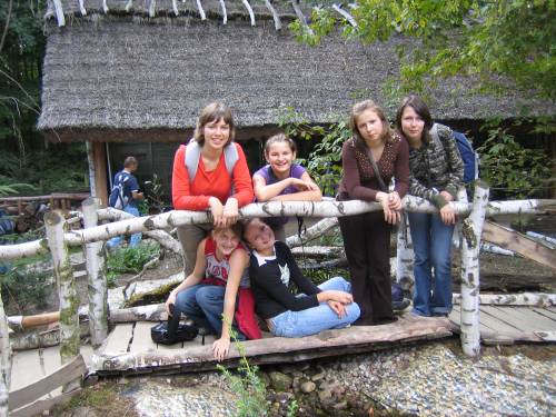 Drewniany mosteczek ugina sie:P