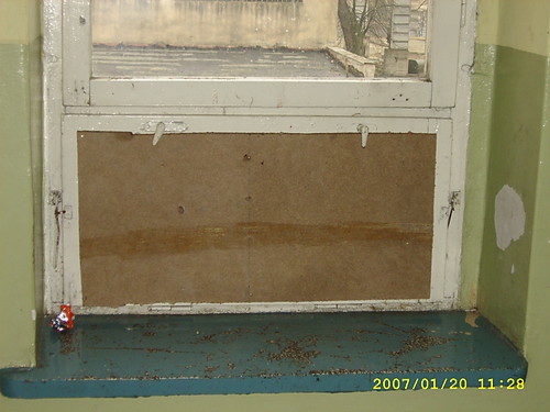 Okna zabite deskami