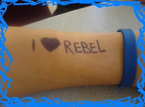 Rebel na raczce....