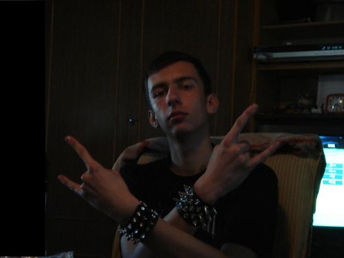 \m/(>_