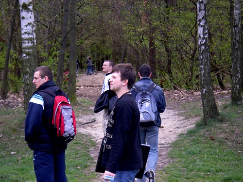 pilni uczniowie w drodze na...