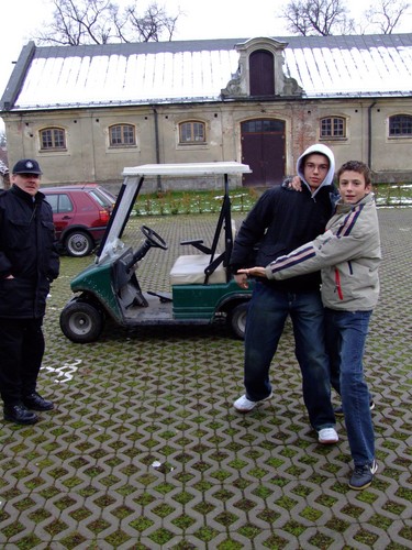 Hmm Czy oni bawi si w Adolka??