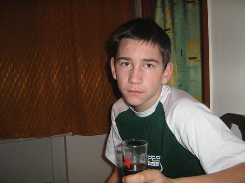 To ja przy stole w kuchni