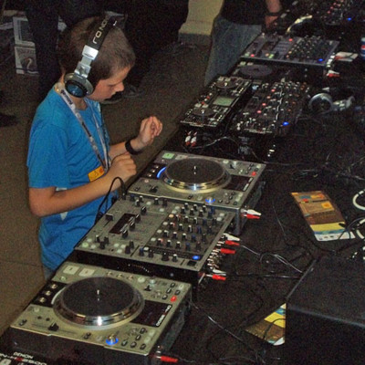 DJ 