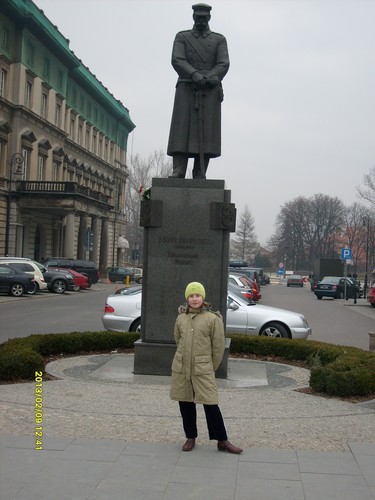 Przed pomnikiem!