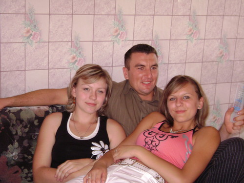 Braciszek z narzeczon i siostr