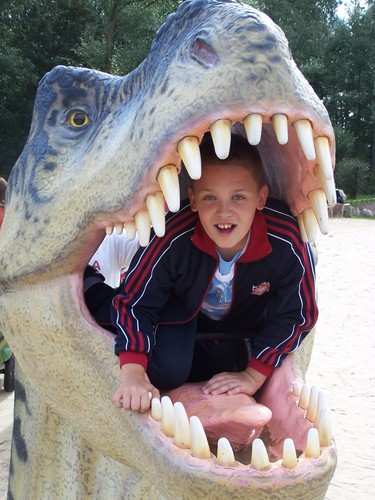 W PASZCZY DINOZAURA ;P