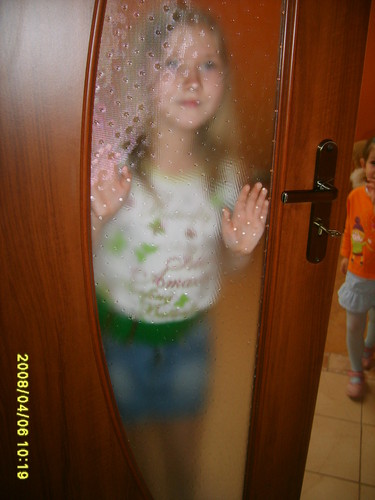 za drzwiami:*
