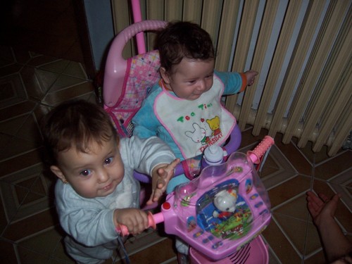 Kochane dwa urwisy;**