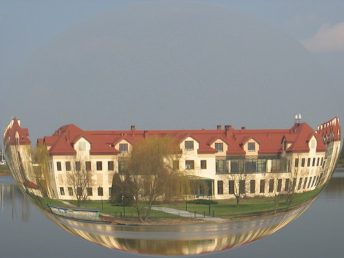W szklanej koli.