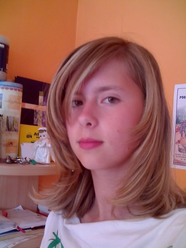 w nowej fryzurce;**