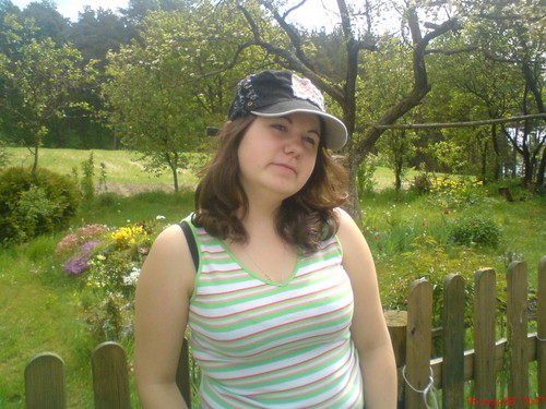 ;) Na tle ogrdka;)