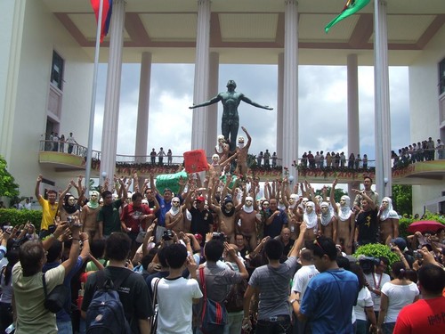 Oblation run at Quezon Hall