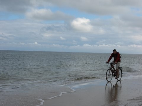 ir bicicleta sobre mar..