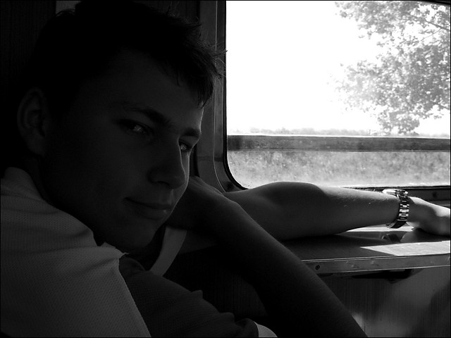 On w pocigu.