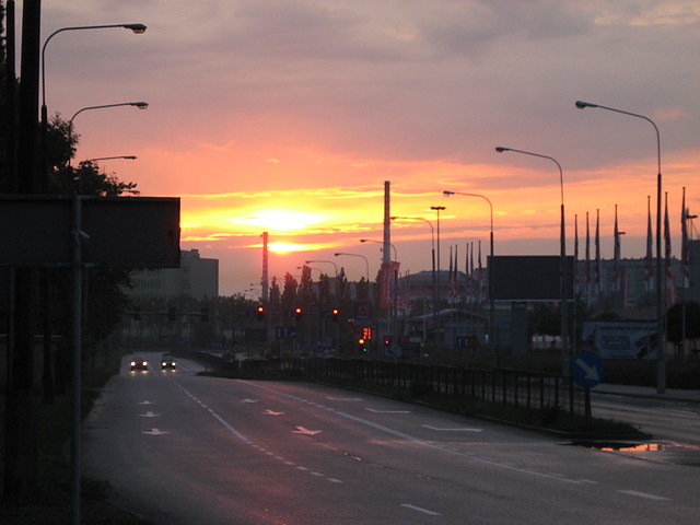 miasto o zachodzie soca