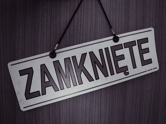 zamknite .