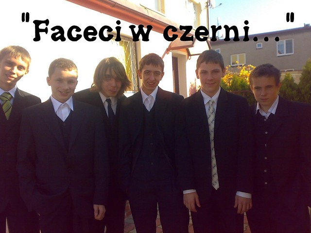 Faceci w czerni