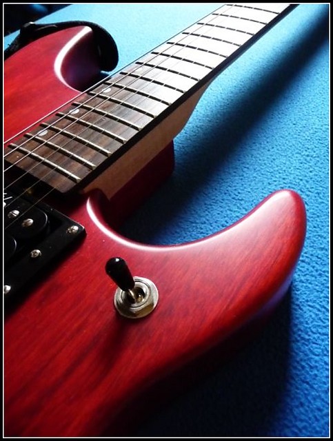 Dziewczyna z gitar.