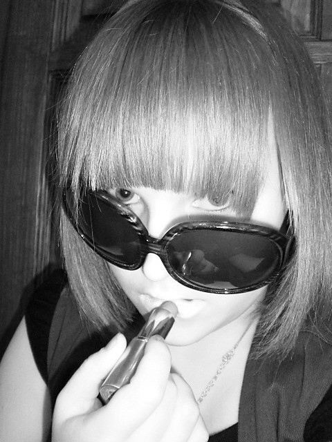 czerwona szminka za kierownic