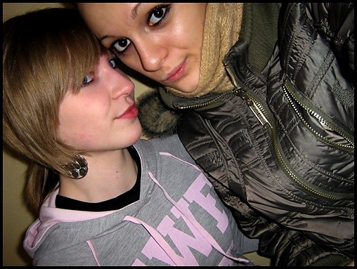 : ) z MOni m  
