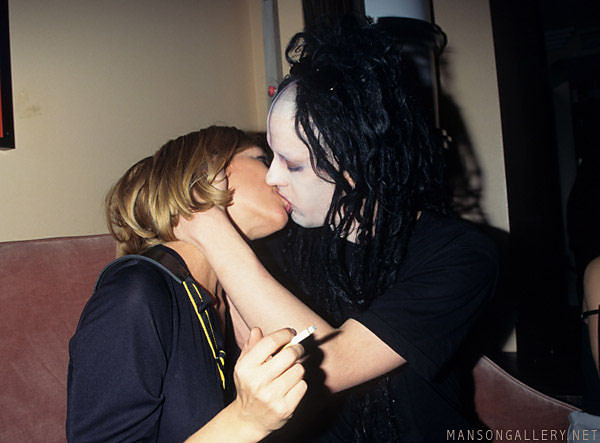 Twiggy kiss