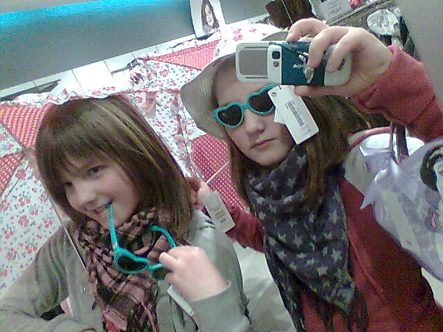 H&M :**